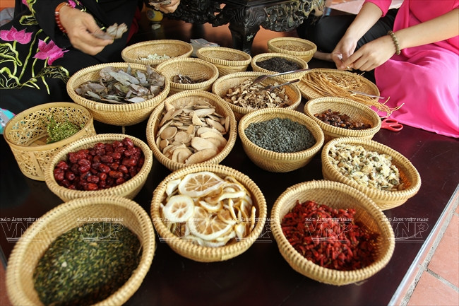 Le thé de la cour royale nécessite plusieurs plantes, certaines aux vertus médicinales.