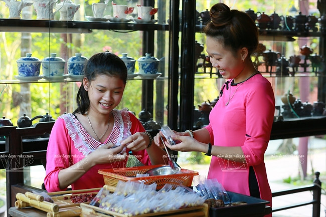 Deux assistantes préparant du thé pour les clients.