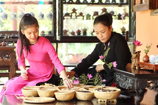 Thu Hà guide ses assistants dans la préparation de différentes sortes de thé de la cour royale.