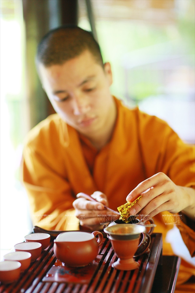Un moine bouddhiste prépare le thé.