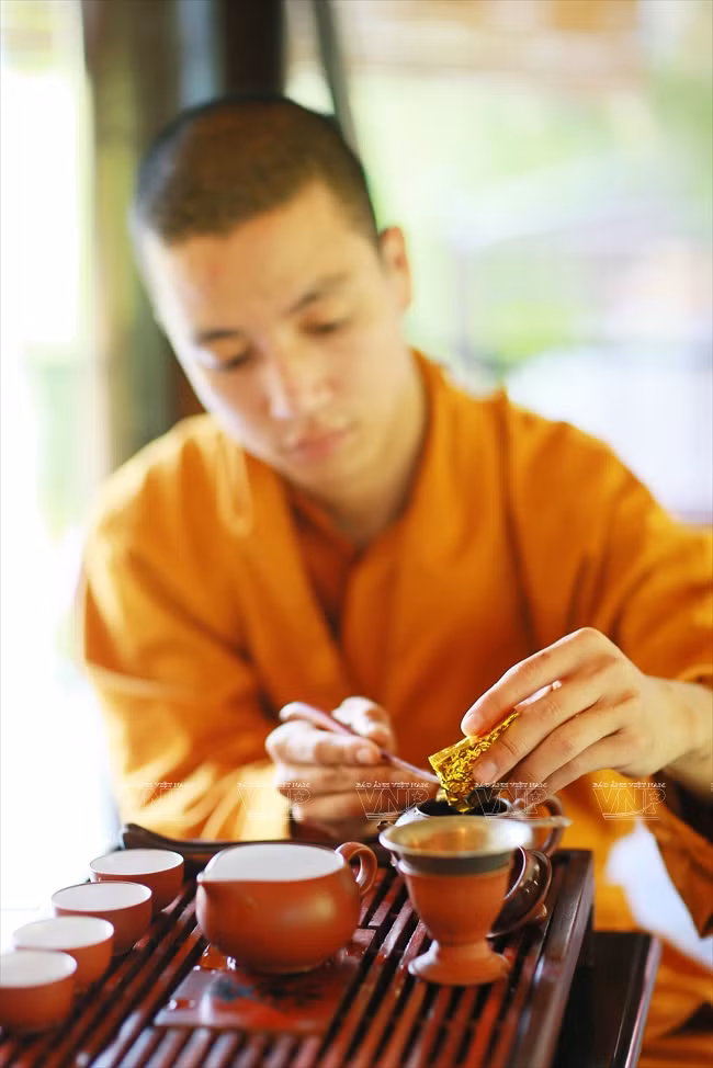 Un moine bouddhiste prépare le thé.