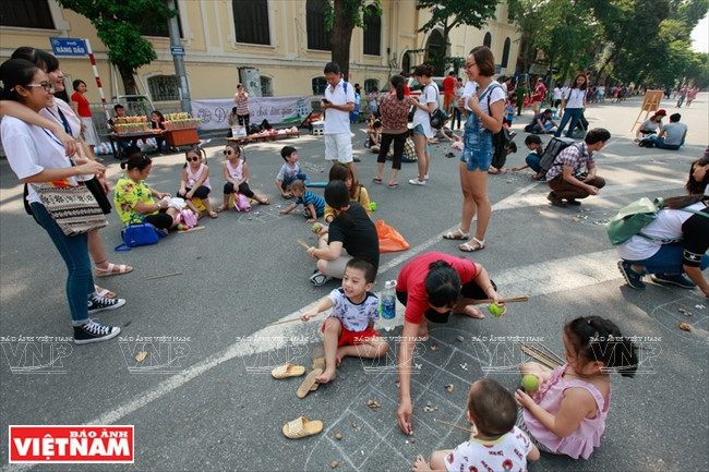 Cette cour de récréation attire les week-ends des gens de tous âges. 