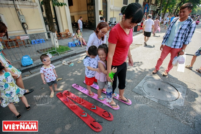 Parents et enfants jouent ensemble.