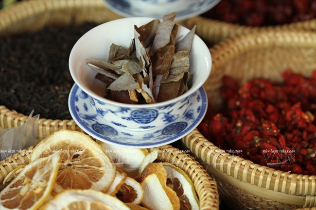 Le thé de la cour de Huê ​comprend beaucoup de plantes, il est réputé bon pour la santé physique et mentale.