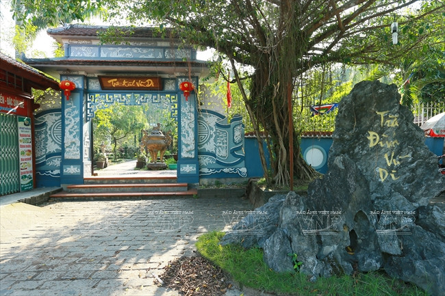 L'entrée du salon de thé Trà Dinh Vu Di est construite dans le style architectural traditionnel de Huê.