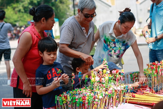Des grands-parents et leurs petits-enfants choisissent des « to he ».