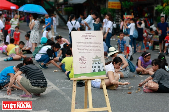 Des jeux folkloriques organisés par le club My Hanoi dans la rue Dinh Tiên Hoàng, devant le temple Ngoc Son.