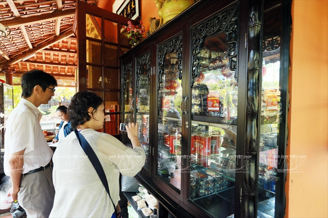 Touristes japonais à Trà Dinh Vu Di.