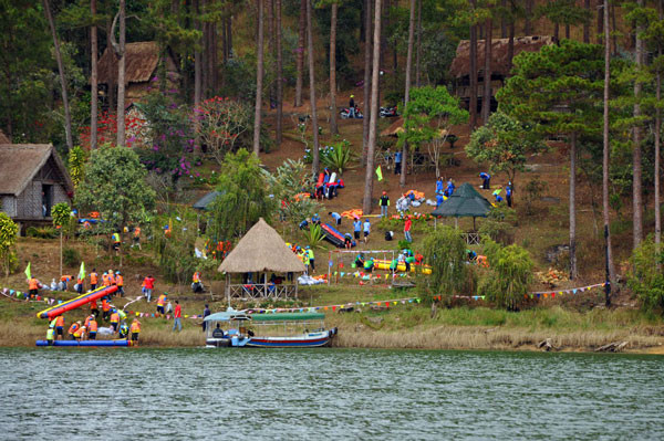 Avec ses pinèdes, la zone touristique du lac Tuyên Lâm est idéale pour les activités sportives et le pique-nique.