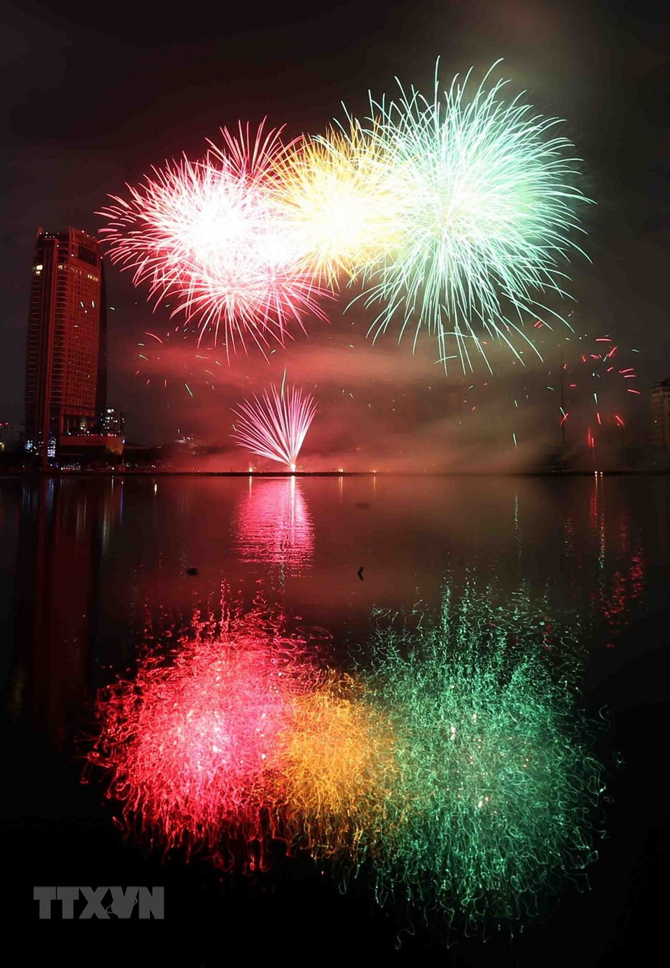 Présentation des feux d'artifice de l'équipe de Pologne. Photo: VNA