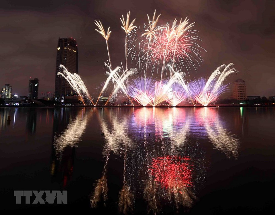 Présentation des feux d'artifice de l'équipe de Pologne. Photo: VNA