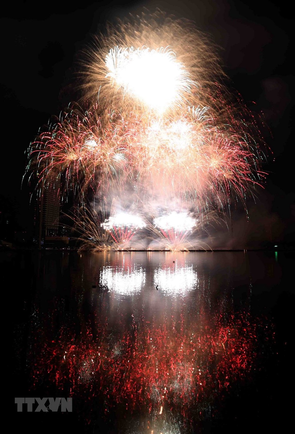 Présentation des feux d'artifice de l'équipe de Pologne. Photo: VNA