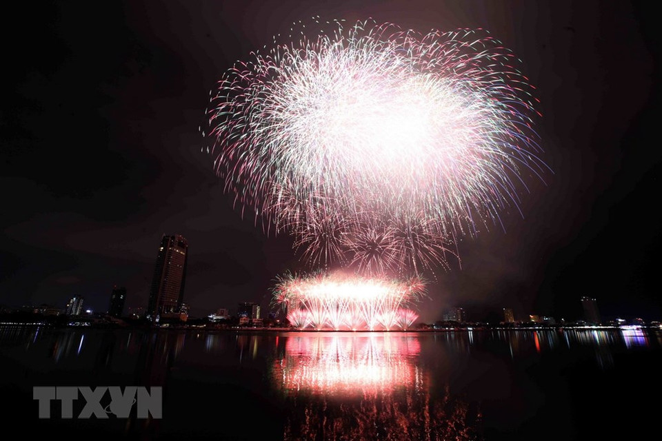 Présentation des feux d'artifice de l'équipe de Da Nang du pays hôte Vietnam. Photo: VNA