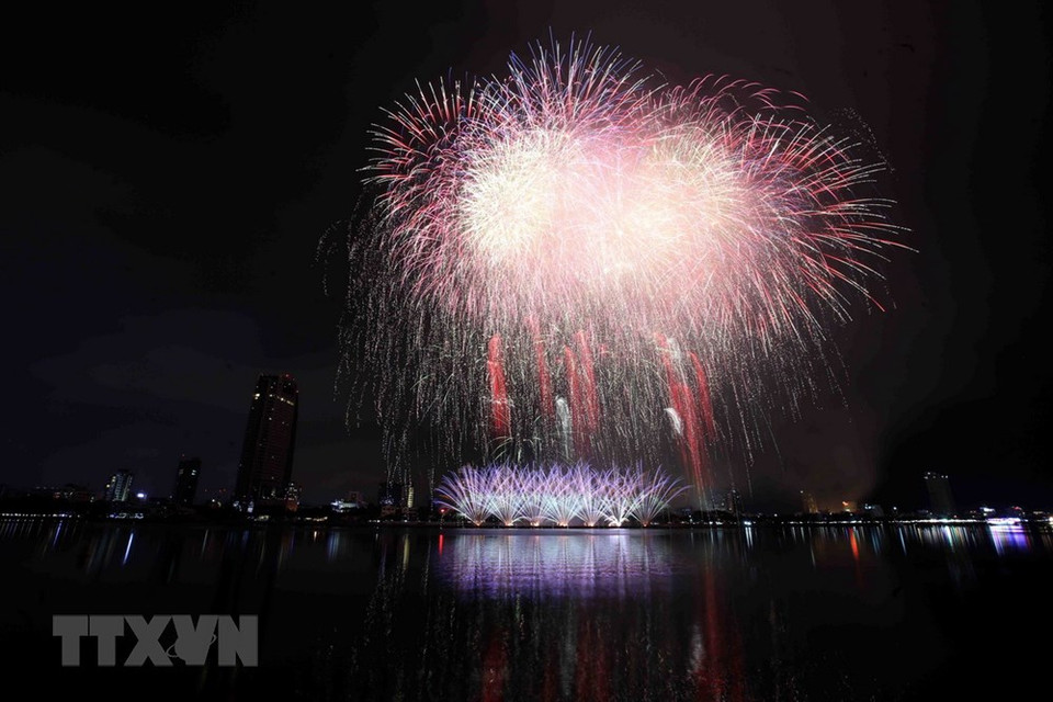 Présentation des feux d'artifice de l'équipe de Da Nang du pays hôte Vietnam. Photo: VNA