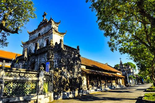  La cathédrale de Phat Diêm fut construite entre 1875 et 1899 par le Père Tran Luoc (le Père "Six") qui puisa dans le répertoire de l'architecture des pagodes et des dinh (maison communale) tonkinois. Au delà du symbole chrétien, c'est un exemple magistral de l'architecture vietnamienne de l'époque de Huê. Photo: langvietonline.