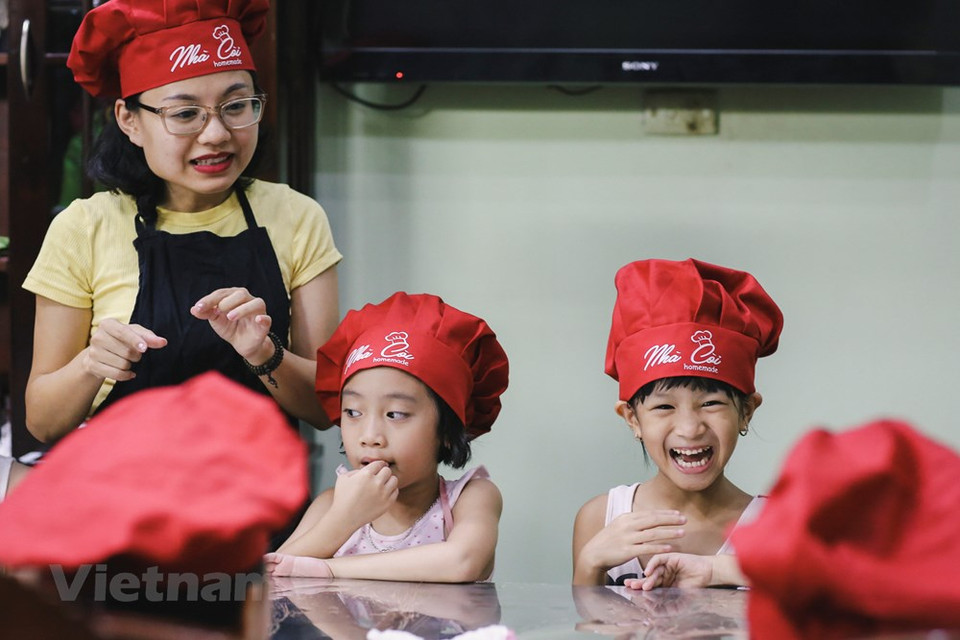 Un cours de fabrication de gâteaux de lune de Mme La Thu Giang, propriétaire de la boulangerie « Nha coi » à Hanoi.
