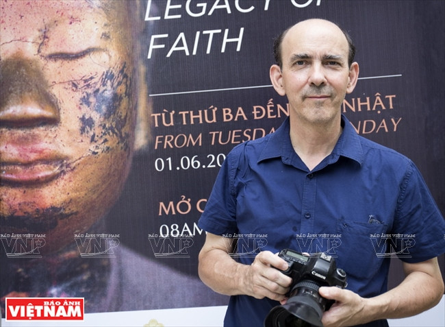 Ces 30 dernières années, Nicolas Cornet est régulièrement venu au Vietnam pour se renseigner sur l’histoire, la culture et l’architecture du pays, notamment sur les pagodes et temples, ainsi que la valeur des ces édifices dans la vie spirituelle des Vietnamiens.