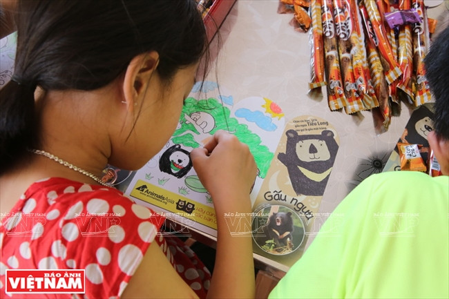 Des enfants au centre de sauvetage des ours de Tam Dao. 