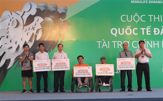 Le comité d’organisation a remis un don de plus de 225 millions de dongs à l’Association de patronage des handicapés et orphelins, à l’Association des victimes de l’agent orange/dioxine, à l’Association des handicapés, au Club de ping-pong des handicapés et au village Hope de Da Nang