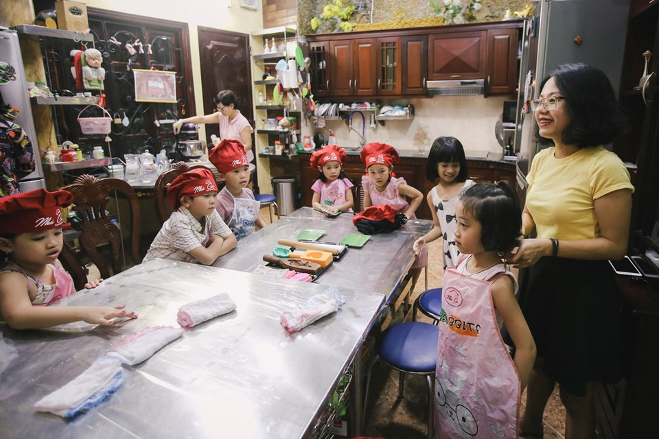 A chaque retour de la Fête de la Mi-automne, des parents envoient leurs enfants suivre des cours de fabrication de gâteaux de lune pour les sensibiliser à la signification de ces plats spéciaux.
