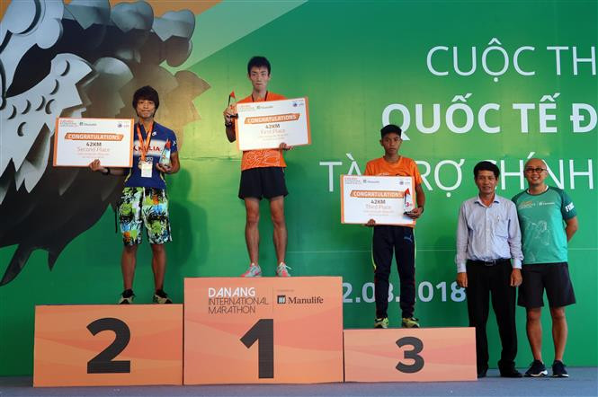 En 42km masculin, les Japonais Suzaki Yuuya et Koji Nishizawa ont reporté les premier et deuxième prix, le Vietnamien Huynh Tan Tien, le troisième prix