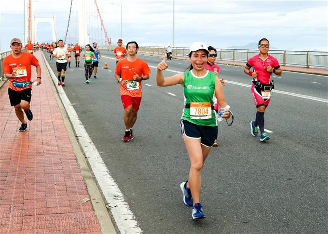 Le circuit emprunte les ponts emblématiques de la ville, Tran Thi Ly et Thuan Phuoc, avant de longer les plages de My Khe et Man Thai.
