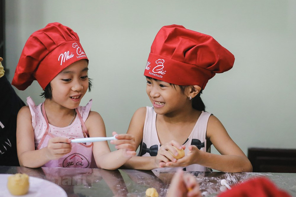 Des enfants de 5 à 12 ans au cours de fabrication de gâteaux de lune de Mme La Thu Giang.