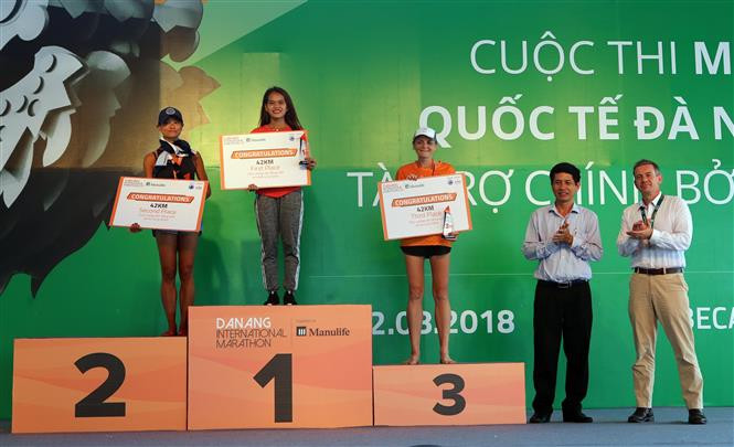 En 42km féminin, les Vietnamiennes Pham Thi Hong Le et Nguyen Linh Chi ont reporté les premier et deuxième prix, la Française Marion Torres, le troisième prix.