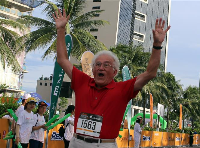 Avec le slogan "Parce que j'aime Da Nang", le marathon international de Da Nang contribue à promouvoir la pratique du sport et la beauté du Vietnam auprès des touristes étrangers