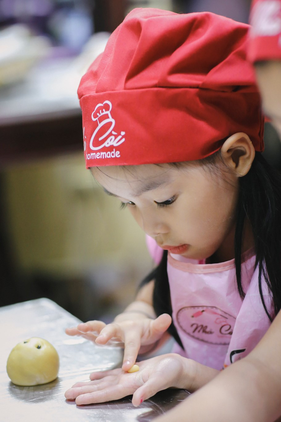 Très minutieuse dans le travail.