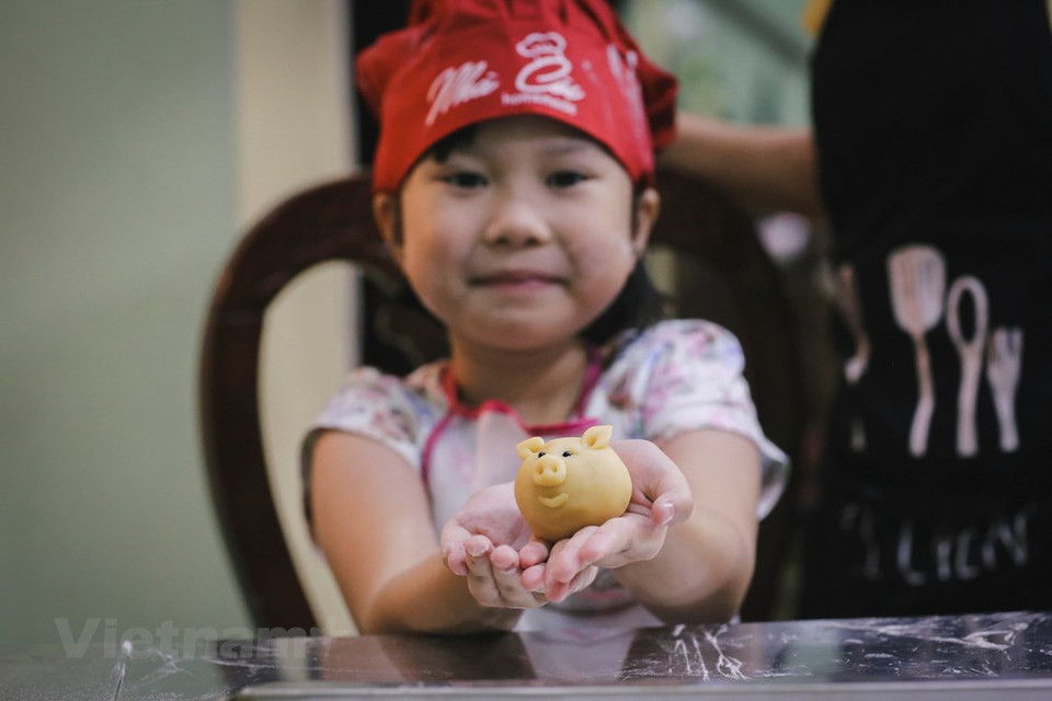 En trois heures, les enfants peuvent fabriquer 3 à 4 gâteaux de lune.