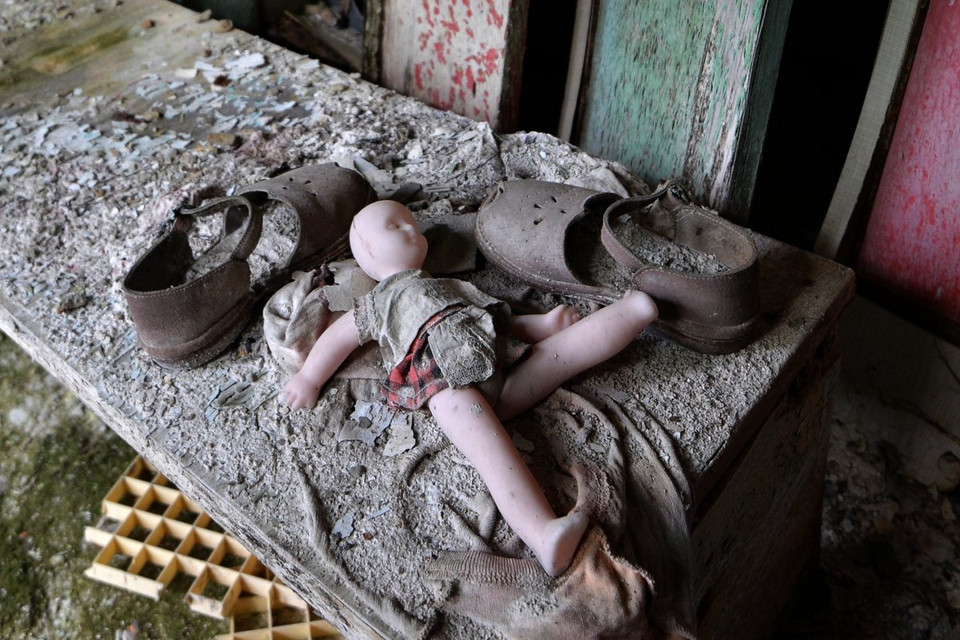 Une poupée et des chaussures abandonnées dans une crèche de Pripyat près de la centrale nucléaire de Tchernobyl. Crédit photo: AFP 
