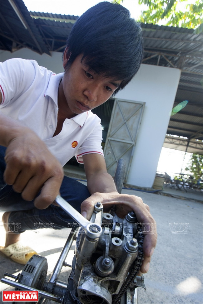 Trân Huy Hoàng, étudiant en 3e année, secteur de l'Energie (Faculté de Génie électrique - électronique, Université Lac Hông), l'un des membres de l'équipe vietnamienne. 