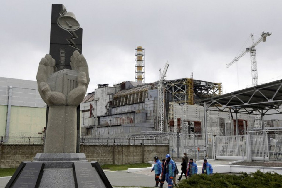 Des ouvriers qui travaillent sur le site confiné. Crédit photo: AFP 