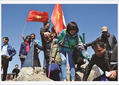 Des touristes se bousculent pour immortaliser en photo leur arrivée au sommet.