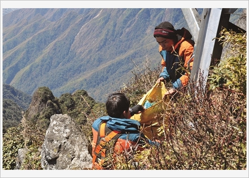 Des employés du parc s’occupent de ramasser les ordures, même sur les pentes.
