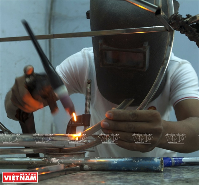 Le véhicule a été réalisé à partir de matériaux recyclés et de pièces de moto. 