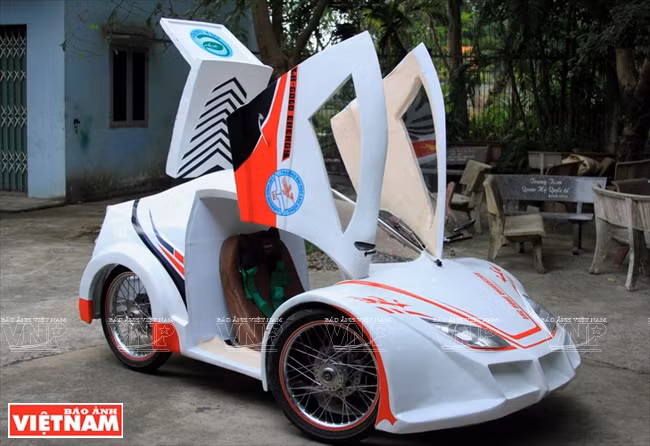 La voiture a pu rouler 200 km à une vitesse maximale de 50 km/h avec un litre d'éthanol.