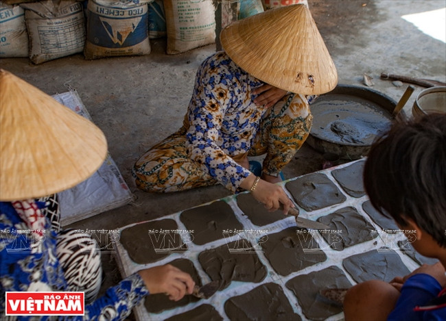 Des ostréiculteurs préparent leurs grilles.