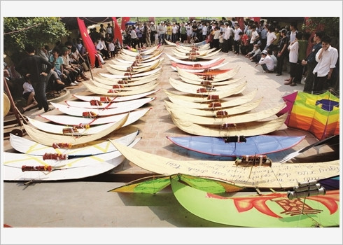 Inspirés du même modèle, les voici exposés dans la cour du temple.