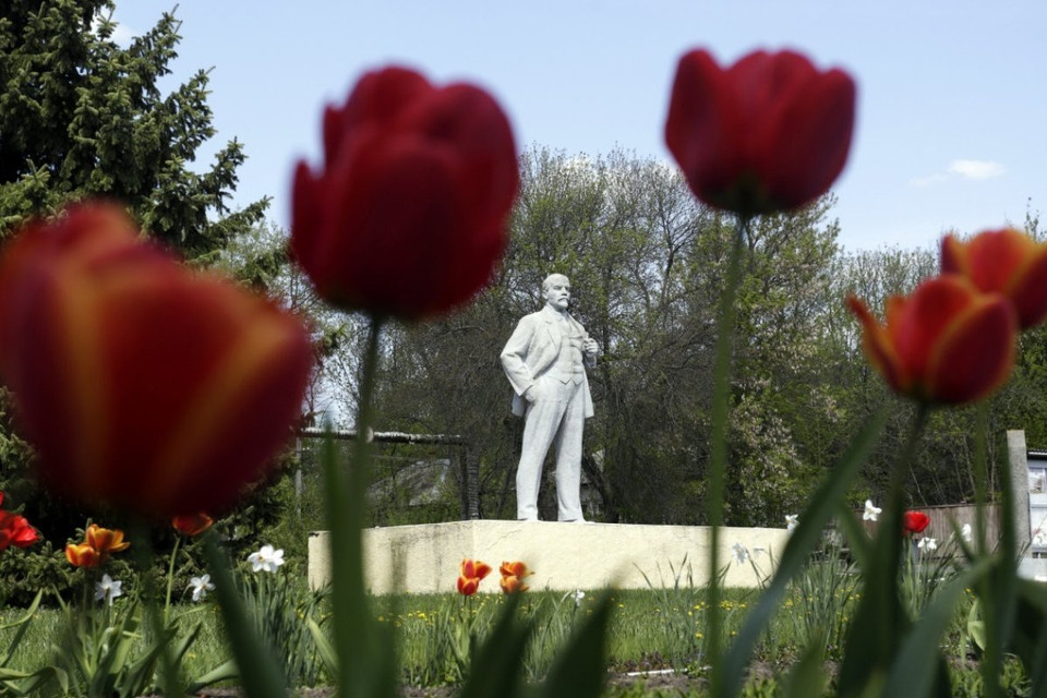  Une statue de Lénine et des tulipes en fleurs à environ 20 km de la centrale. Crédit photo: AFP 