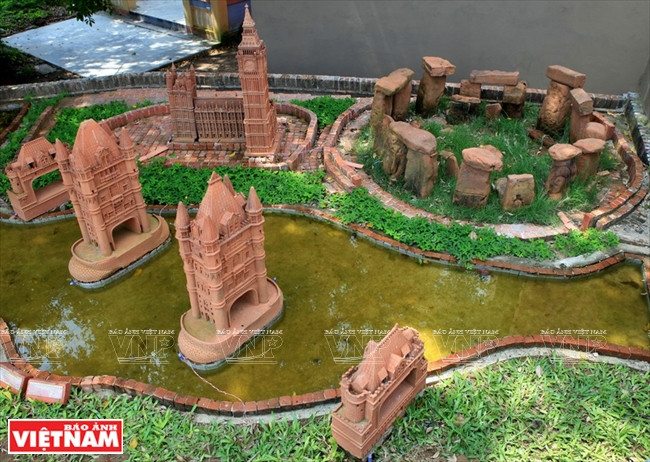 Maquette de l’ensemble de Big Ben, du Tower Bridge, et de Stonehenge (Royaume-Uni)