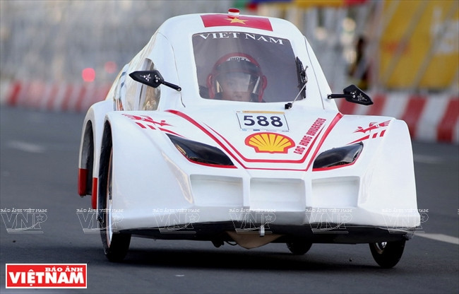 La voiture LH-Gold Energy, fabriquée par les étudiants de l’Université Lac Hông, a roulé 200km avec un litre d'éthanol. 