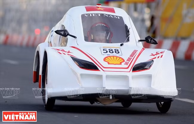 La voiture LH-Gold Energy, fabriquée par les étudiants de l’Université Lac Hông, a roulé 200km avec un litre d'éthanol. 
