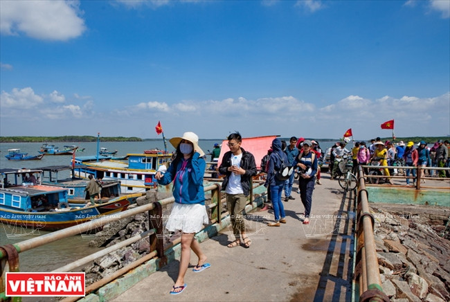 Les week-ends, la commune accueille de nombreux touristes, ravis de déguster des fruits de mer à un prix raisonnable. On leur propose aussi des tournées de pêche en mer, une excursion pour prendre des photos ou découvrir la vie quotidienne des pêcheurs./.