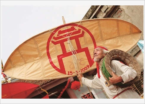 Un vieux cerf-voliste avec une impressionnante bobine de fil.