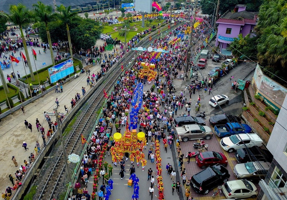 De nombreux visiteurs participent à la fête du temple de Cua Ông 2018.