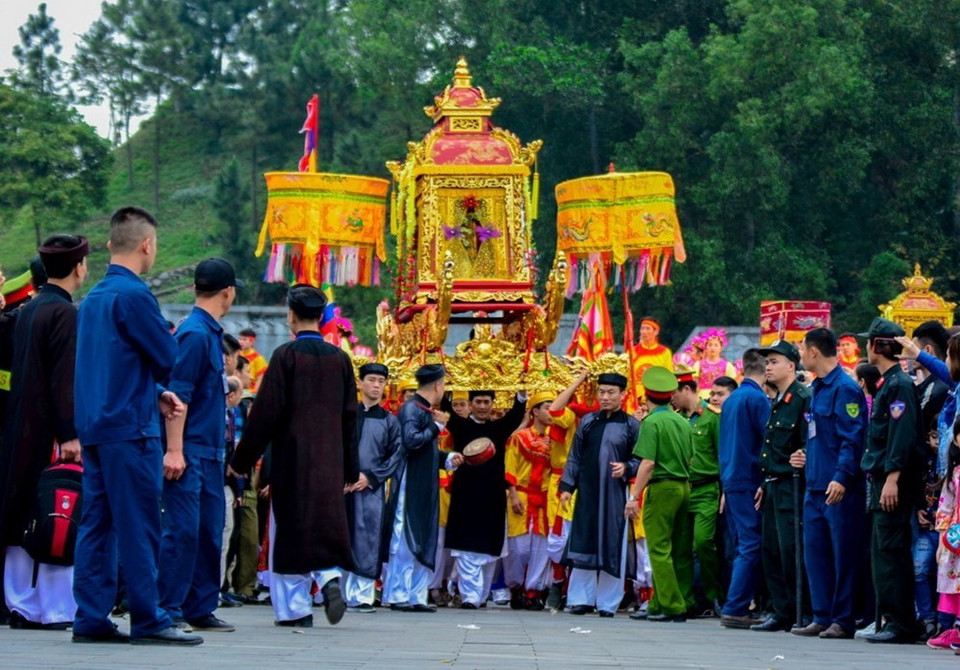 La fête du temple de Cua Ông est organisée pour honorer le général et son armée qui ont lutté vaillamment contre les envahisseurs Yuan mongols et défendu la région du Nord-Est du pays. Elle a lieu toutes les années paires pendant trois jours, du deuxième au quatrième jour du deuxième mois lunaire et donne lieu à de somptueuses cérémonies de culte.