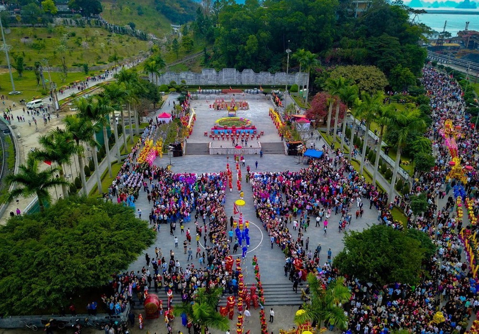 Le site comprend trois parties : le temple inférieur (Dên Ha), le temple du milieu (Dên Trung) et le temple supérieur (Dên Thuong) qui donnent sur la magnifique baie de Bai Tu Long. Il abrite 34 statues représentant les vassaux de Trân Quôc Tang.