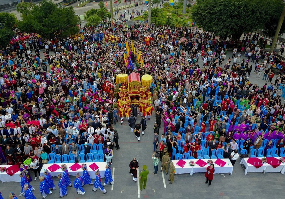 A l’origine, le temple de Cua Ông avait été érigé à côté du temple de Cap Tiên, en commémoration au général Trân Quôc Tang, le troisième fils de Trân Hung Dao, qui dirigea avec succès trois guerres contre les envahisseurs Yuan mongoles.